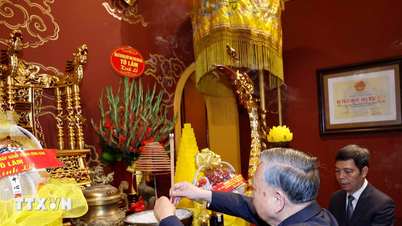 O Secretário-Geral To Lam oferece incenso no sítio histórico da Cidadela Imperial de Thang Long.