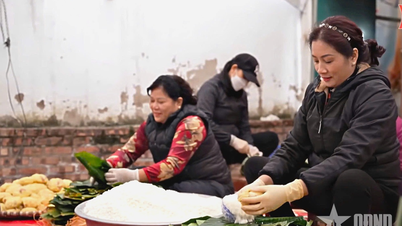 A Tet illata Tranh Khuc banh chungjában (hagyományos vietnami rizssütemény).