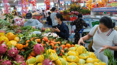 Compras de último momento para el Tet: el poder adquisitivo aumenta un 40%, la gente prefiere los festines del Tet ya preparados.