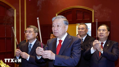 Genel Sekreter, Thang Long İmparatorluk Kalesi ve 67 Numaralı Ev tarihi mekanlarında tütsü yaktı.