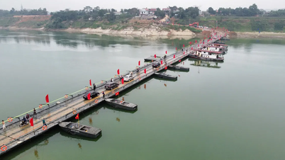 The Đoan Hùng pontoon bridge over the Lô River is now open to traffic.