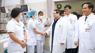 Perdana Menteri menyampaikan ucapan selamat Tahun Baru dan memeriksa kesiapan sektor kesehatan di Hanoi.