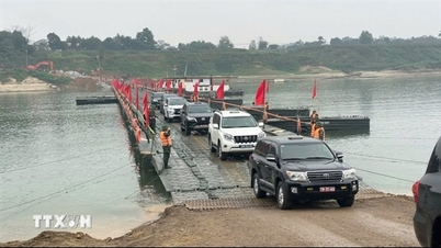 Die Pontonbrücke Đoan Hùng über den Fluss Lô wurde für den Verkehr freigegeben und dient damit den Reisebedürfnissen der Bevölkerung während des Tet-Festes.