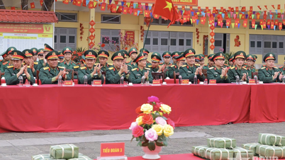 A Escola de Treinamento de Oficiais do Exército nº 1 estava repleta de atividades, com a realização de uma competição de embrulho de bolos de arroz para celebrar o Ano do Cavalo (Bính Ngọ).