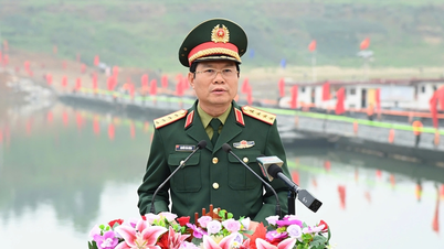 جنرل Nguyen Tan Cuong ڈوان ہنگ پونٹون پل کی افتتاحی تقریب میں شرکت کر رہے ہیں۔