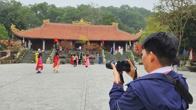 タインホア省の古代寺院は、テト（旧正月）に向けて写真を撮る若者たちを惹きつけている。