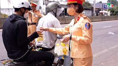 De verkeerspolitie in Tay Ninh helpt mensen die voor Tet (het Chinese Nieuwjaar) naar huis terugkeren.