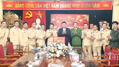 De permanente vicevoorzitter van het provinciale volkscomité, Nguyen Le Huy, brengt een bezoek aan diverse afdelingen en wenst hen een gelukkig nieuwjaar.