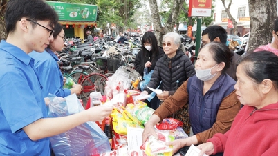 모든 사람, 모든 가족이 설날을 기념합니다.