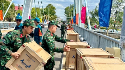 120 feux d'artifice sont prêts pour le réveillon du Nouvel An au pont Le Hong Phong.