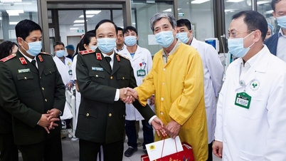 Timbalan Menteri Keselamatan Awam memeriksa jadual bertugas cuti Tet di Hospital 19-8.