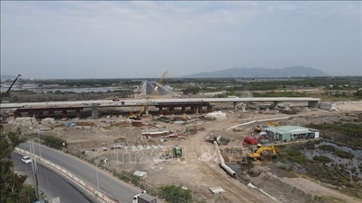 Ho Si Minh-város közlekedési infrastruktúrájának építési helyszínei „égve tartották a tüzet” a Tet ünnep alatt.