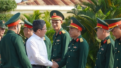Da Nang város vezetői a holdújév (a ló éve) alatt meglátogatják és bátorítják a szolgálatban lévő egységeket.