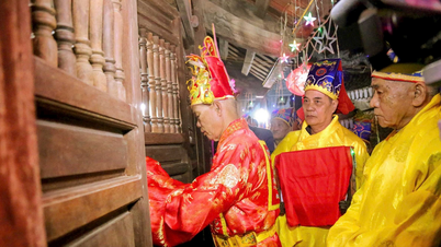 La singular costumbre de "entrar primero" en el templo en la víspera de Año Nuevo en el pueblo de Gạo.