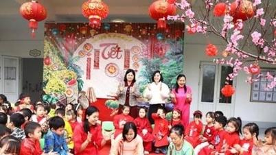 Son Dong besiegelt seine Liebe zu kleinen Kindern im Rahmen des chinesischen Neujahrsfestes des Pferdes 2026.