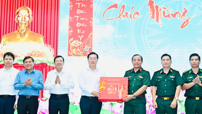 Para pemimpin Bandar Raya Ho Chi Minh melawat dan memberi galakan kepada pasukan yang bertugas pada Malam Tahun Baru.