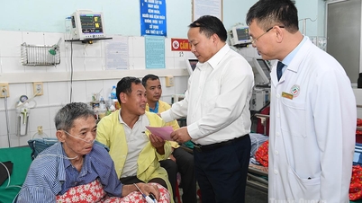 Der Vorsitzende des Provinzvolkskomitees, Phan Huy Ngoc, besuchte die im Provinzkrankenhaus behandelten Patienten, sprach ihnen Mut zu und überreichte ihnen Geschenke.