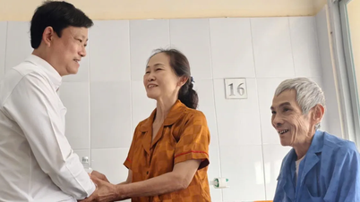 Ordföranden för Ho Chi Minh-stadens folkråd, Vo Van Minh, besöker och hälsar enheter i tjänst med ett nytt år på nyårsafton.
