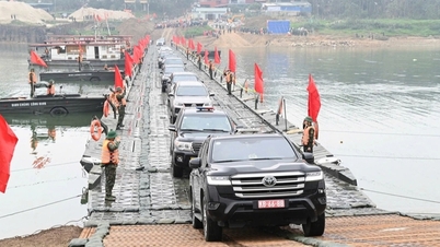 Pont flottant sur la rivière Lo construit « à une vitesse fulgurante », le Premier ministre adresse une lettre de félicitations.