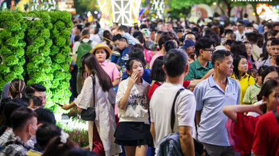 Chiều tối 29 tết: Ngay lúc này, dòng người đổ về trung tâm TP.HCM đón giao thừa