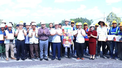Předseda Lidového výboru provincie Dong Nai blahopřeje k novému roku dělníkům, kteří staví dálnici Bien Hoa - Vung Tau.