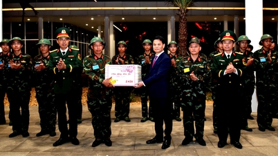 សមមិត្ត លេ ង៉ុកចូវ ត្រួតពិនិត្យ និងប្រគល់អំណោយដល់ក្រុមបាញ់កាំជ្រួចនៅថ្ងៃចូលឆ្នាំថ្មី។