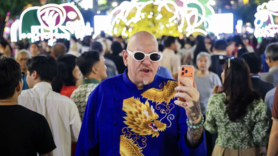 Los turistas occidentales celebran la Nochevieja en el corazón de la ciudad de Ho Chi Minh, deseando al pueblo vietnamita un Feliz Año Nuevo.