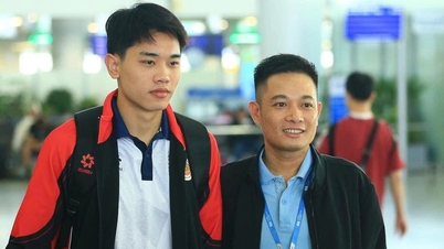 Dinh Bac și coechipierii săi au călătorit la Singapore pentru a concura în Cupa AFC.