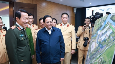 Prim-ministrul Pham Minh Chinh a transmis urări de Anul Nou și a încurajat forțele responsabile de siguranța rutieră și securitatea cibernetică din cadrul Ministerului Securității Publice.