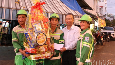 Vice Chairman of Khanh Hoa Provincial People's Committee Tran Hoa Nam encouraged and presented Tet gifts to environmental sanitation workers.