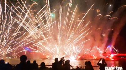 🔴 En direct : Les gens affluent vers les centres de divertissement, de nombreux endroits ont déjà tiré des feux d'artifice tôt avant le réveillon du Nouvel An.