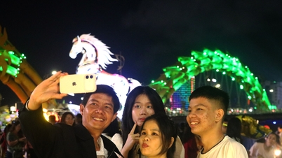 À Da Nang, habitants et touristes échangent leurs vœux avant le compte à rebours du Nouvel An.