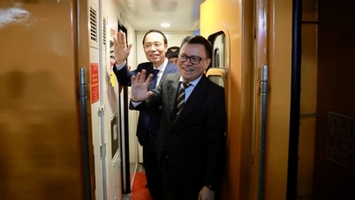 "De 'Gelukstrein' vertrekt vanaf het station van Hanoi vóór oudejaarsavond."