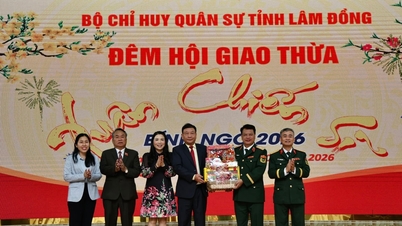 Visesekretær i Lam Dong provinsielle partikomité, Bui Thang, besøker og sender nyttårshilsener til den provinsielle militærkommandoen.