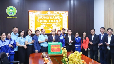 Deputy Secretary of the Da Nang City Party Committee Nguyen Dinh Vinh visits and extends New Year greetings to Da Nang Urban Environment Joint Stock Company.