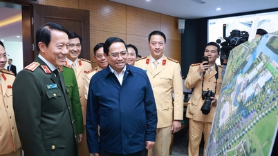 Prime Minister Pham Minh Chinh inspects the readiness of personnel to ensure traffic safety and order.