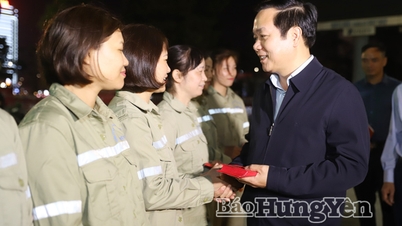 Chairman of the Provincial People's Committee Pham Quang Ngoc visited, encouraged, and extended New Year greetings to the forces on duty on New Year's Eve.