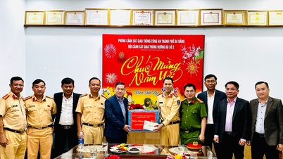 El vicepresidente del Comité Popular de Ciudad Ho Chi Minh, Phan Thai Binh, extiende saludos de Año Nuevo a las fuerzas de servicio en la víspera de Año Nuevo.