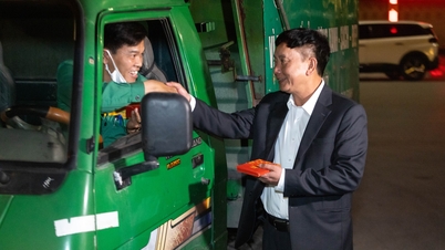 Leaders of Hai Phong city visit and extend New Year greetings to workers who worked on New Year's Eve.