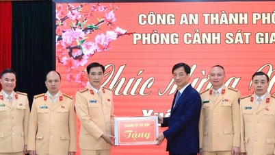 Der Sekretär des Parteikomitees von Hanoi, Nguyen Duy Ngoc, besuchte die Verkehrspolizei von Hanoi und überbrachte ihr Neujahrsgrüße.