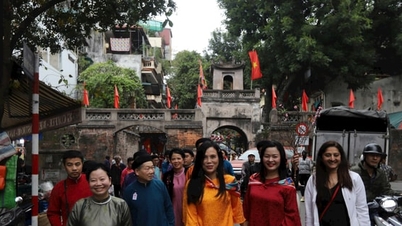 Tradisi perayaan Tet Hanoi dalam kehidupan modern.