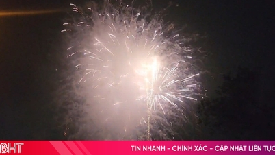 Bor i Ha Tinh före nyårsafton, tidig fyrverkeriuppvisning i Nghi Xuan.