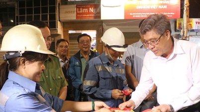 Wakil Ketua Komite Rakyat Provinsi Lam Dong, Nguyen Minh, mengunjungi dan menyampaikan ucapan selamat Tahun Baru kepada unit-unit yang bertugas pada malam Tahun Baru.