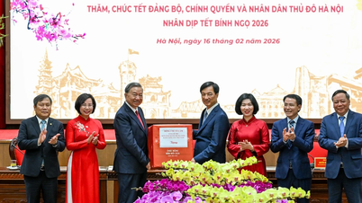 Generalsekretär To Lam opferte Weihrauch am Denkmal von König Ly Thai To und übermittelte Neujahrsgrüße an das Parteikomitee, die Regierung und die Bevölkerung von Hanoi.