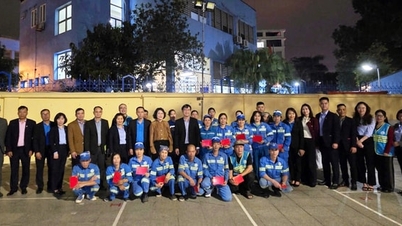 יו"ר איגוד העובדים של העיר האנוי העניק מתנות לעידוד עובדי איכות הסביבה בתפקיד בערב השנה החדשה.