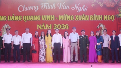 O vice-secretário do Comitê Provincial do Partido e presidente do Conselho Popular Provincial, Nguyen Thanh Nhan, participou de um programa cultural no bairro de Ha Tien.