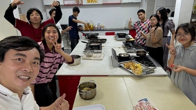 Thầy hiệu trưởng vào bếp nấu ăn, đón giao thừa cùng sinh viên