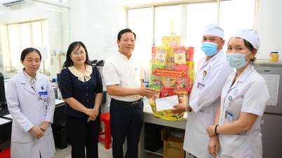Vice Chairman of the Provincial People's Committee Pham Tan Hoa visits and extends New Year greetings to patients at Long An General Hospital.