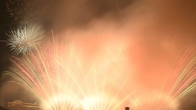Fireworks illuminating the sky over the capital city to welcome the Lunar New Year of the Horse (Bính Ngọ)
