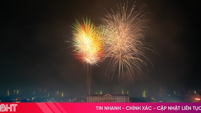 Watch the spectacular fireworks display to welcome the new year in Ha Tinh.